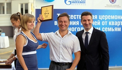 Multiple-child families receive keys to new apartments